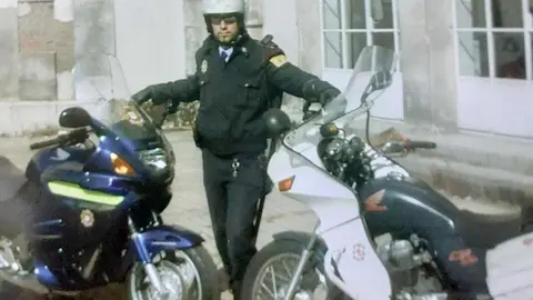 Gabriel Llamas, Policía Local de León, en la unidad de motos.