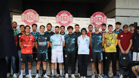 La puesta de largo de las camisetas diseñadas por el Estudio Da Vinci y fabricadas por XA Sport conquista a afición y curiosos en un evento cargado de identidad y emoción en León. Fotos de Isaac Llamazares