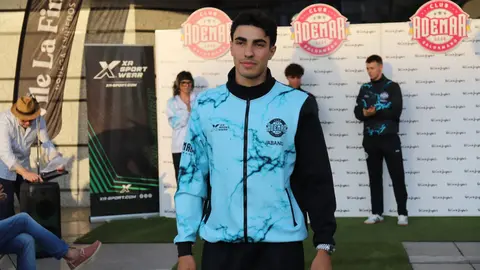La puesta de largo de las camisetas diseñadas por el Estudio Da Vinci y fabricadas por XA Sport conquista a afición y curiosos en un evento cargado de identidad y emoción en León. Fotos de Isaac Llamazares