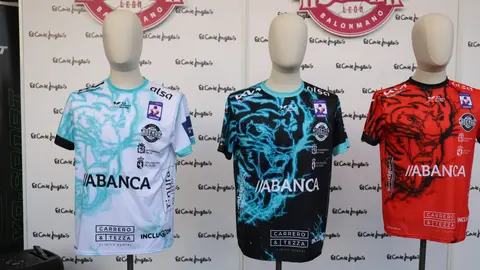 La puesta de largo de las camisetas diseñadas por el Estudio Da Vinci y fabricadas por XA Sport conquista a afición y curiosos en un evento cargado de identidad y emoción en León. Fotos de Isaac Llamazares