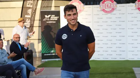 La puesta de largo de las camisetas diseñadas por el Estudio Da Vinci y fabricadas por XA Sport conquista a afición y curiosos en un evento cargado de identidad y emoción en León. Fotos de Isaac Llamazares
