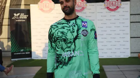 La puesta de largo de las camisetas diseñadas por el Estudio Da Vinci y fabricadas por XA Sport conquista a afición y curiosos en un evento cargado de identidad y emoción en León. Fotos de Isaac Llamazares