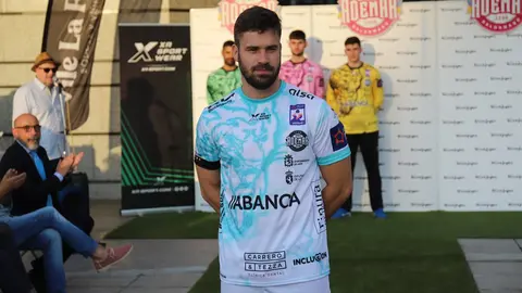 La puesta de largo de las camisetas diseñadas por el Estudio Da Vinci y fabricadas por XA Sport conquista a afición y curiosos en un evento cargado de identidad y emoción en León. Fotos de Isaac Llamazares