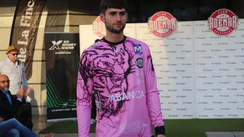 La puesta de largo de las camisetas diseñadas por el Estudio Da Vinci y fabricadas por XA Sport conquista a afición y curiosos en un evento cargado de identidad y emoción en León. Fotos de Isaac Llamazares