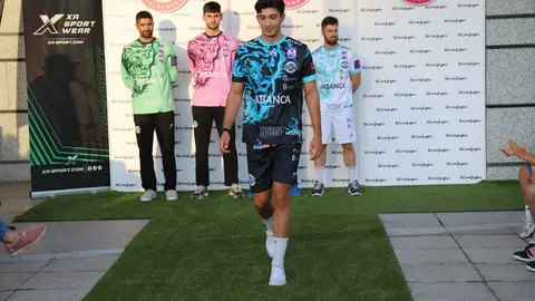 La puesta de largo de las camisetas diseñadas por el Estudio Da Vinci y fabricadas por XA Sport conquista a afición y curiosos en un evento cargado de identidad y emoción en León. Fotos de Isaac Llamazares