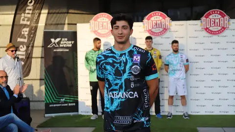 La puesta de largo de las camisetas diseñadas por el Estudio Da Vinci y fabricadas por XA Sport conquista a afición y curiosos en un evento cargado de identidad y emoción en León. Fotos de Isaac Llamazares
