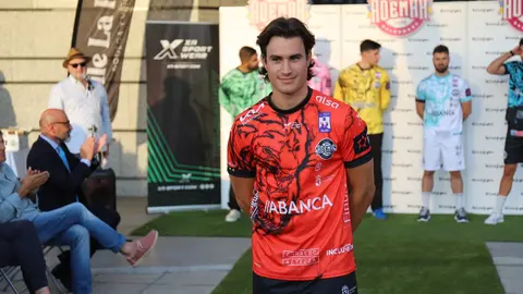 La puesta de largo de las camisetas diseñadas por el Estudio Da Vinci y fabricadas por XA Sport conquista a afición y curiosos en un evento cargado de identidad y emoción en León. Fotos de Isaac Llamazares