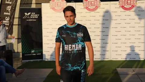 La puesta de largo de las camisetas diseñadas por el Estudio Da Vinci y fabricadas por XA Sport conquista a afición y curiosos en un evento cargado de identidad y emoción en León. Fotos de Isaac Llamazares