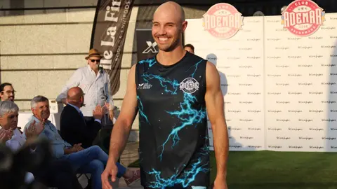 La puesta de largo de las camisetas diseñadas por el Estudio Da Vinci y fabricadas por XA Sport conquista a afición y curiosos en un evento cargado de identidad y emoción en León. Fotos de Isaac Llamazares