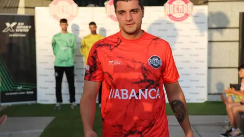 La puesta de largo de las camisetas diseñadas por el Estudio Da Vinci y fabricadas por XA Sport conquista a afición y curiosos en un evento cargado de identidad y emoción en León. Fotos de Isaac Llamazares