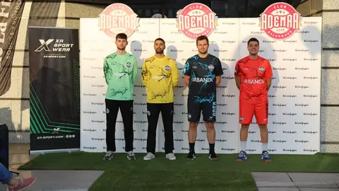La puesta de largo de las camisetas diseñadas por el Estudio Da Vinci y fabricadas por XA Sport conquista a afición y curiosos en un evento cargado de identidad y emoción en León. Fotos de Isaac Llamazares