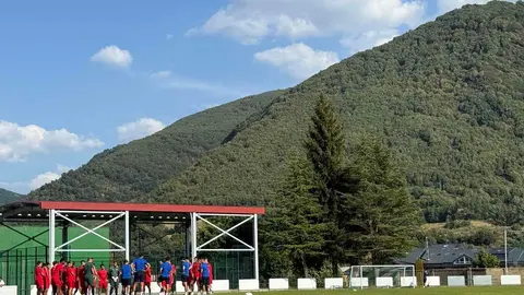 El equipo leonés continúa su pretemporada tras el stage en Villablino, con la mirada puesta en reforzar la plantilla antes del inicio liguero. Fotos: CyDLeonesa