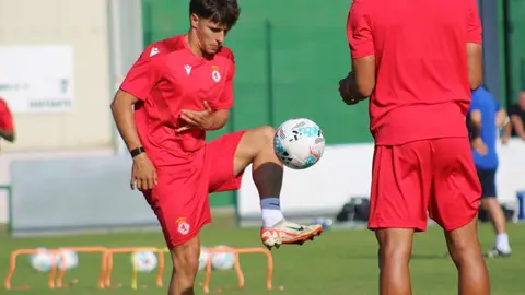 El equipo leonés continúa su pretemporada tras el stage en Villablino, con la mirada puesta en reforzar la plantilla antes del inicio liguero. Fotos: CyDLeonesa