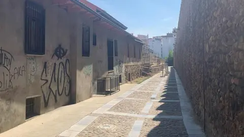 El tramo más deteriorado del recinto amurallado, entre Prado de los Judíos y Caño Riaño, recupera su dignidad histórica tras años en la Lista Roja de Hispania Nostra.