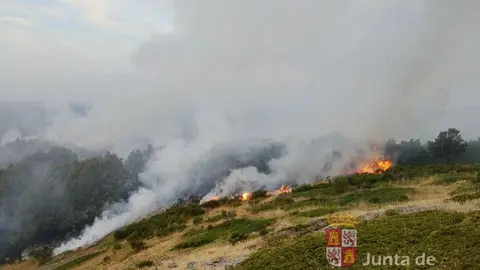 Imagen del incendio declarado en la localidad de Olleros de Alba. Foto: Junta de Castilla y León.