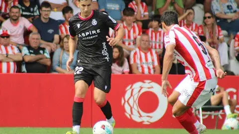 La Cultural cede ante el Sporting. El equipo culturalista, que había remontado un 2-0 en la primera mitad, cayó en el tramo final por 3-2 en Mareo tras un tanto de Amadou. Fotos: CyDLeonesa
