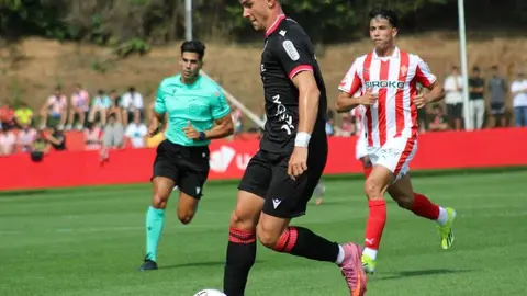 La Cultural cede ante el Sporting. El equipo culturalista, que había remontado un 2-0 en la primera mitad, cayó en el tramo final por 3-2 en Mareo tras un tanto de Amadou. Fotos: CyDLeonesa