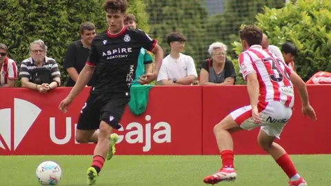 La Cultural cede ante el Sporting. El equipo culturalista, que había remontado un 2-0 en la primera mitad, cayó en el tramo final por 3-2 en Mareo tras un tanto de Amadou. Fotos: CyDLeonesa