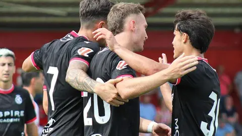 La Cultural cede ante el Sporting. El equipo culturalista, que había remontado un 2-0 en la primera mitad, cayó en el tramo final por 3-2 en Mareo tras un tanto de Amadou. Fotos: CyDLeonesa