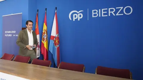 El presidente de la gestora del PP de León, Juan Carlos Suárez-Quiñones, durante la reunión con alcaldes, portavoces y otros cargos de la comarca berciana. Foto: César Sánchez