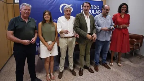 El presidente de la gestora del PP de León, Juan Carlos Suárez-Quiñones, durante la reunión con alcaldes, portavoces y otros cargos de la comarca berciana. Foto: César Sánchez