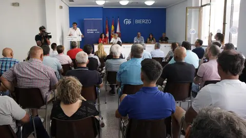 El presidente de la gestora del PP de León, Juan Carlos Suárez-Quiñones, durante la reunión con alcaldes, portavoces y otros cargos de la comarca berciana. Foto: César Sánchez