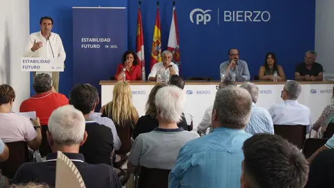 El presidente de la gestora del PP de León, Juan Carlos Suárez-Quiñones, durante la reunión con alcaldes, portavoces y otros cargos de la comarca berciana. Foto: César Sánchez