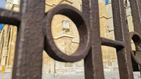 Los secretos del tiempo en piedra: los relojes solares ocultos de la Catedral de León. La Catedral de León conserva al menos cuatro relojes de sol en su fachada sur y uno mecánico de aguja única, aunque podrían existir más dispositivos no documentados entre sus muros. Fotos: Heraldo de León