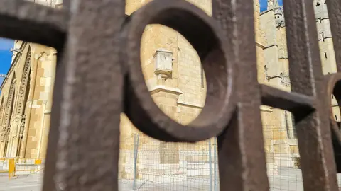 Los secretos del tiempo en piedra: los relojes solares ocultos de la Catedral de León. La Catedral de León conserva al menos cuatro relojes de sol en su fachada sur y uno mecánico de aguja única, aunque podrían existir más dispositivos no documentados entre sus muros. Fotos: Heraldo de León
