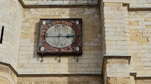 Los secretos del tiempo en piedra: los relojes solares ocultos de la Catedral de León. La Catedral de León conserva al menos cuatro relojes de sol en su fachada sur y uno mecánico de aguja única, aunque podrían existir más dispositivos no documentados entre sus muros. Fotos: Heraldo de León