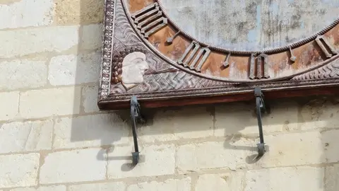 Los secretos del tiempo en piedra: los relojes solares ocultos de la Catedral de León. La Catedral de León conserva al menos cuatro relojes de sol en su fachada sur y uno mecánico de aguja única, aunque podrían existir más dispositivos no documentados entre sus muros. Fotos: Heraldo de León