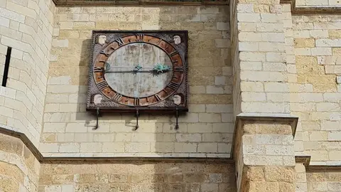 Los secretos del tiempo en piedra: los relojes solares ocultos de la Catedral de León. La Catedral de León conserva al menos cuatro relojes de sol en su fachada sur y uno mecánico de aguja única, aunque podrían existir más dispositivos no documentados entre sus muros. Fotos: Heraldo de León