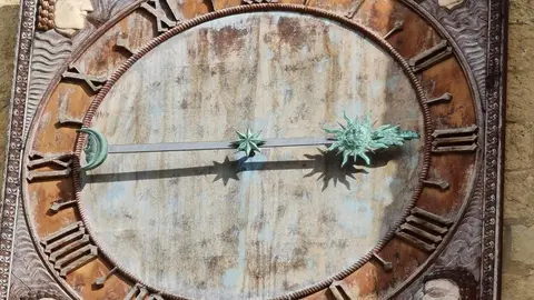 Los secretos del tiempo en piedra: los relojes solares ocultos de la Catedral de León. La Catedral de León conserva al menos cuatro relojes de sol en su fachada sur y uno mecánico de aguja única, aunque podrían existir más dispositivos no documentados entre sus muros. Fotos: Heraldo de León