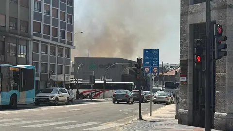 El fuego se ha declarado en el área urbana pendiente de urbanización junto al Palacio de Congresos y Exposiciones afectando a matorral