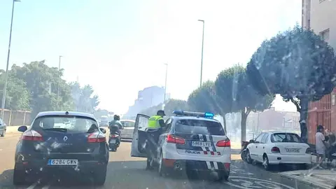 El fuego se ha declarado en el área urbana pendiente de urbanización junto al Palacio de Congresos y Exposiciones afectando a matorral. Foto: A.V.