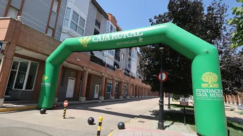El Gran Premio de Motociclismo de La Bañeza celebra su 64.ª edición con una previsión de 40.000 aficionados, una tradición única y un ambiente que enamoró a leyendas como Ángel Nieto. La Bañeza ya vive la prueba y la ciudad es un escaparate permanente.