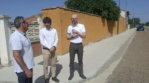 El subdelegado del Gobierno en León, Héctor Alaiz, visita las nuevas inversiones que mejoran la seguridad vial en Villamoros y potencian el Camino de Santiago en el municipio más pequeño beneficiado por el Plan de Recuperación.