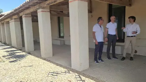 El subdelegado del Gobierno en León, Héctor Alaiz, visita las nuevas inversiones que mejoran la seguridad vial en Villamoros y potencian el Camino de Santiago en el municipio más pequeño beneficiado por el Plan de Recuperación.