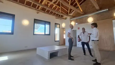 El subdelegado del Gobierno en León, Héctor Alaiz, visita las nuevas inversiones que mejoran la seguridad vial en Villamoros y potencian el Camino de Santiago en el municipio más pequeño beneficiado por el Plan de Recuperación.