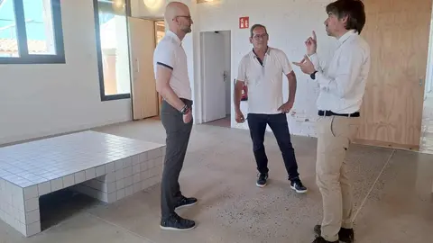 El subdelegado del Gobierno en León, Héctor Alaiz, visita las nuevas inversiones que mejoran la seguridad vial en Villamoros y potencian el Camino de Santiago en el municipio más pequeño beneficiado por el Plan de Recuperación.