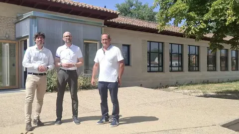 El subdelegado del Gobierno en León, Héctor Alaiz, visita las nuevas inversiones que mejoran la seguridad vial en Villamoros y potencian el Camino de Santiago en el municipio más pequeño beneficiado por el Plan de Recuperación.