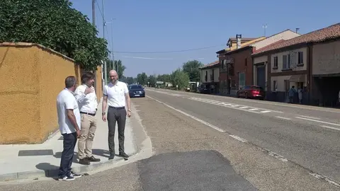 El subdelegado del Gobierno en León, Héctor Alaiz, visita las nuevas inversiones que mejoran la seguridad vial en Villamoros y potencian el Camino de Santiago en el municipio más pequeño beneficiado por el Plan de Recuperación.