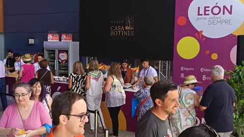 El estand leonés cumplió con éxito todo el programa del viernes y encara un fin de semana con degustaciones, música y el domingo como Día de León
Un viernes de lleno absoluto y sabor leonés.