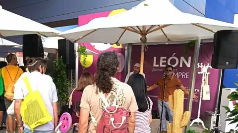 El estand leonés cumplió con éxito todo el programa del viernes y encara un fin de semana con degustaciones, música y el domingo como Día de León
Un viernes de lleno absoluto y sabor leonés.