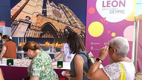 El estand leonés cumplió con éxito todo el programa del viernes y encara un fin de semana con degustaciones, música y el domingo como Día de León
Un viernes de lleno absoluto y sabor leonés.