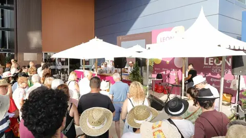 El estand leonés cumplió con éxito todo el programa del viernes y encara un fin de semana con degustaciones, música y el domingo como Día de León
Un viernes de lleno absoluto y sabor leonés.