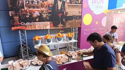 El estand leonés cumplió con éxito todo el programa del viernes y encara un fin de semana con degustaciones, música y el domingo como Día de León
Un viernes de lleno absoluto y sabor leonés.