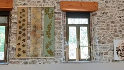 Obra textil de Ana Campos y pintura de Pilar L. Duque.