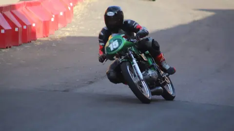 La Bañeza vibra con el rugido de las motos en la jornada previa al Gran Premio. Miles de aficionados llenan las calles en un sábado de entrenamientos y calificaciones que confirma los pronósticos y eleva las expectativas para la gran cita del domingo. Fotos de Isaac Llamazares
