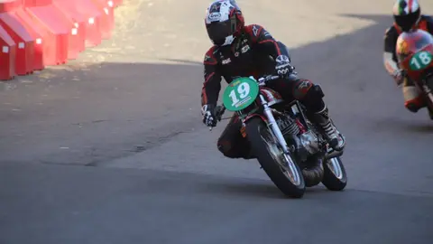La Bañeza vibra con el rugido de las motos en la jornada previa al Gran Premio. Miles de aficionados llenan las calles en un sábado de entrenamientos y calificaciones que confirma los pronósticos y eleva las expectativas para la gran cita del domingo. Fotos de Isaac Llamazares